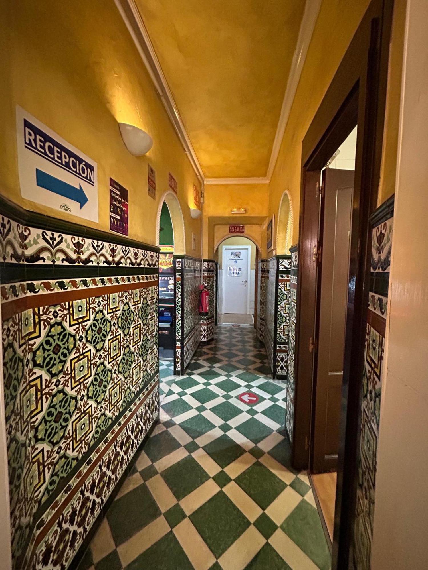 Hostal Avenida Andalucia - Solo Adultos Sevilla Eksteriør billede